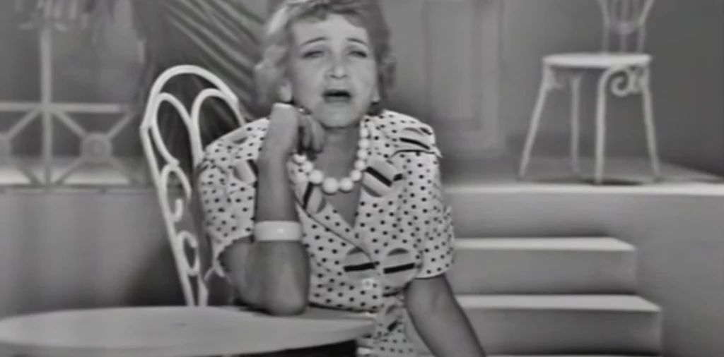 Marta Mirska w swoim teledysku do piosenki "Pierwszy siwy włos" (screenshot z Youtube.com).