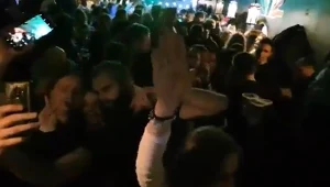 Kadr z opublikowanego na Twitterze filmu z sobotniej imprezy w Warszawie