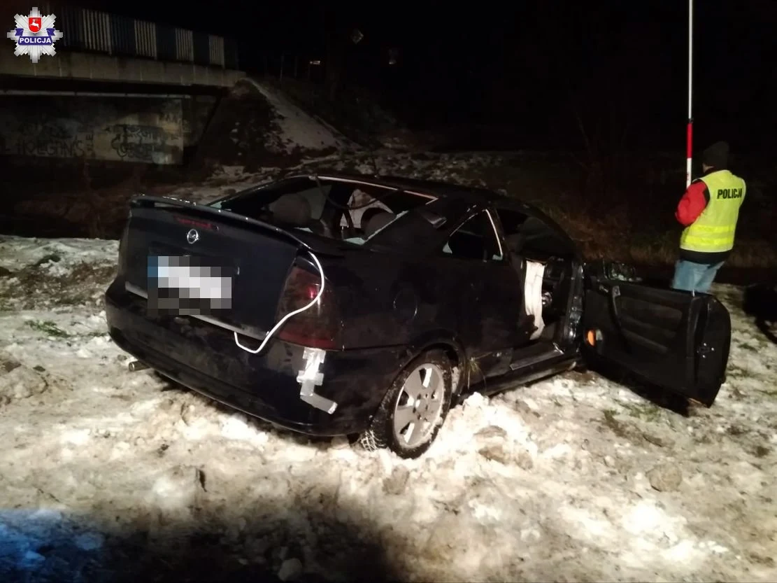 18-latek, który siedział z tyłu nie zdołał się wydostać. W ciężkim stanie, po reanimacji, trafił do szpitala