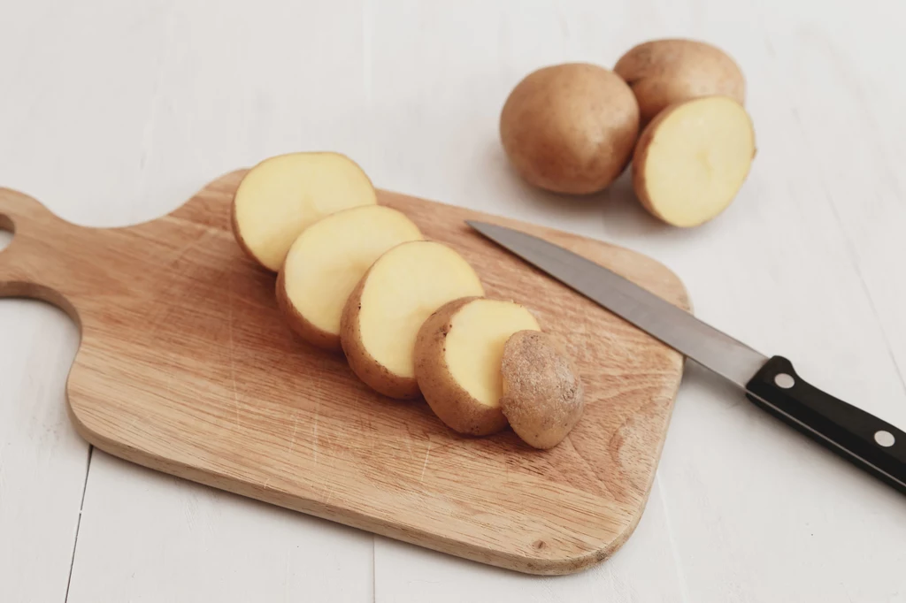 Leczenie trądziku surowymi ziemniakami to hit TikToka. Polecają go nawet dermatolodzy! 