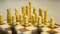 Liczba nowych osób zarejestrowanych na lichess.org, chess.com oraz innych popularnych stronach tego typu znacznie się zwiększyła. Ludzie na całym świecie zaczęli odkrywać piękno szachów, doceniać wygraną partię i cieszyć się postępami. 

Gra, która przez wielu ludzi uważana była wcześniej za rozrywkę dla tzw. nerdów, nagle zaczęła wydawać się całkiem seksowna. Jest to dowodem na to, jak ogromny wpływ mają na nas treści, które oglądamy w sieci. 

Jeżeli jednak myślicie, że na tradycyjnych szachach nowy trend się skończy, to prawdopodobnie bardzo się mylicie, bo jeden z naukowców Politechniki Krakowskiej opracował zupełnie nową wersję tej znanej gry. 