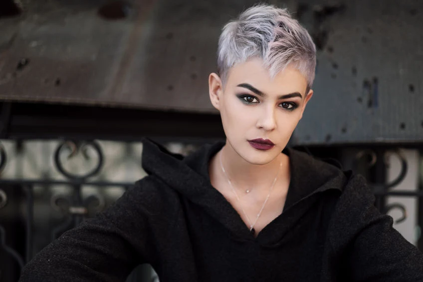 Po czym poznać dobrego fryzjera? Najprostsza odpowiedź brzmi: po efektach jego pracy. Po jego interwencji powinnyśmy poczuć się komfortowo z naszymi włosami. Mamy być zadowolone, jednak wiedzieć trzeba, że mistrz fryzjerski nie jest od spełniania zachcianek.