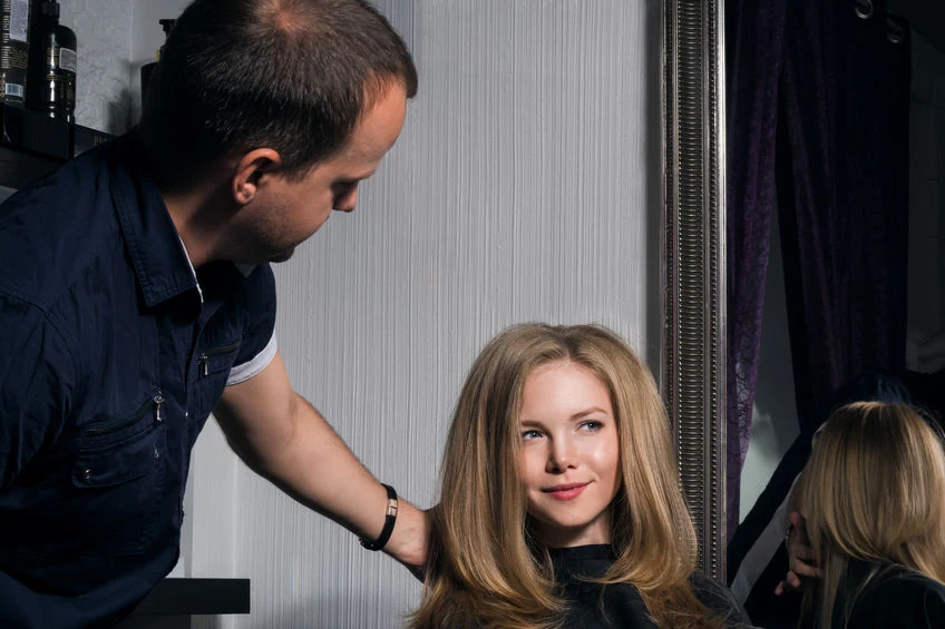 Dobry fryzjer nie będzie zagadywał, jeśli zorientuje się, że nie macie ochoty na konwersację. Czasem wizyta w jego salonie jest jedynym momentem, by uciec od nadmiaru bodźców, codziennych domowych obowiązków czy pracy. Uszanuje wasze potrzeby i wasz czas. 