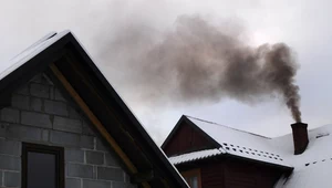 Czarny dym to cząstki stałe powstałe w wyniku palenie "byle czym" w tzw. kopciuchach...