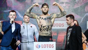 Kamil Gniadek, w tle Paweł Jóźwiak (w szarej bluzie)