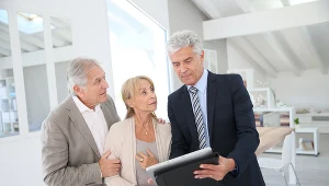 Wśród sprzedających i kupujących mieszkania i domy jest coraz więcej seniorów