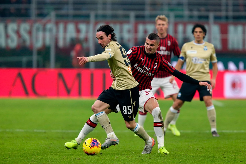 Marko Janković (na pierwszym planie) w barwach SPAL podczas starcia z Milanem Marko Janković (na pierwszym planie) w barwach SPAL podczas starcia z Milanem