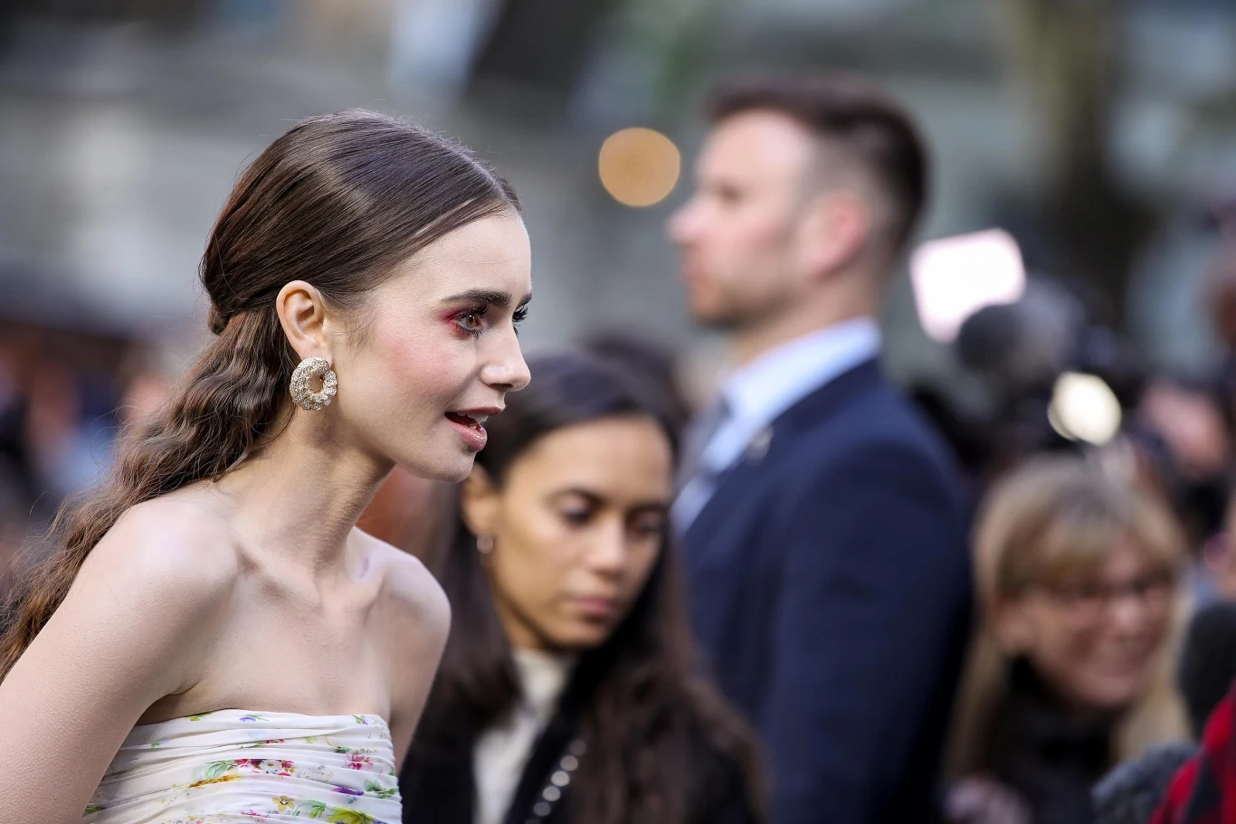 Lily Collins na premierze filmu "Tolkien"