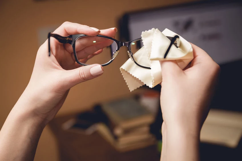 Do czyszczenia okularów używaj ściereczki z mikrofibry
