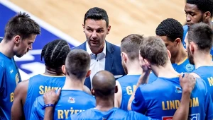 Trener Argedu BMSlam Stali Ostrów Wlkp. Igor Milicić (w środku)