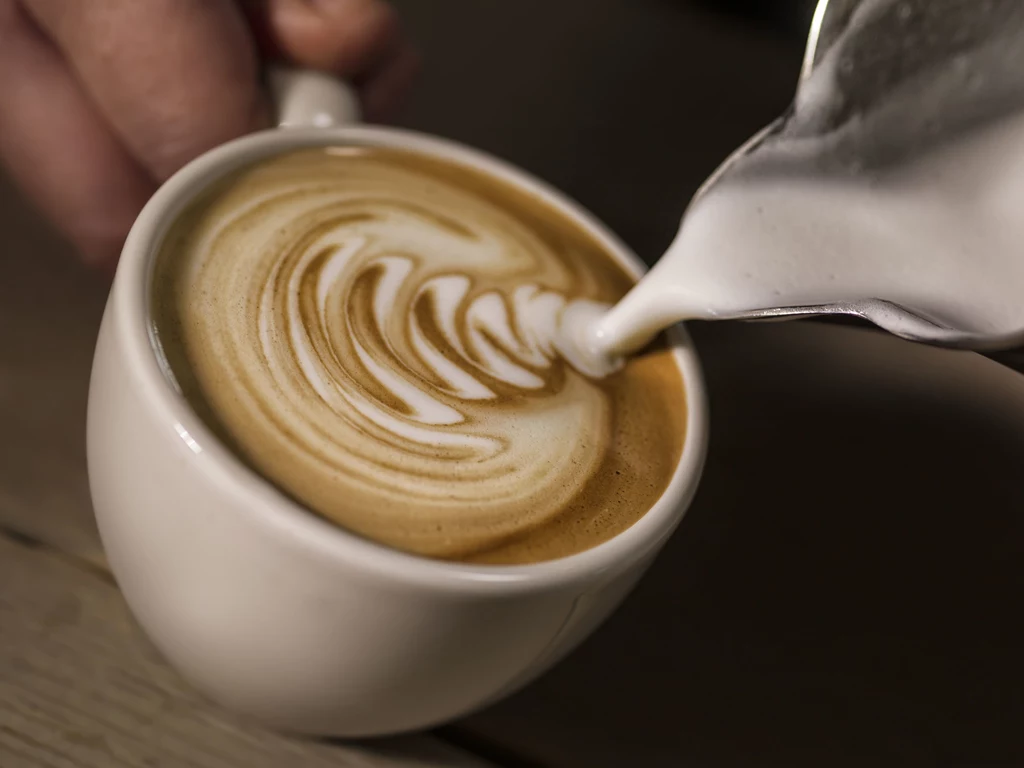 Latte, biała czy espresso? Wiemy już, która kawa najmocniej szkodzi środowisku 