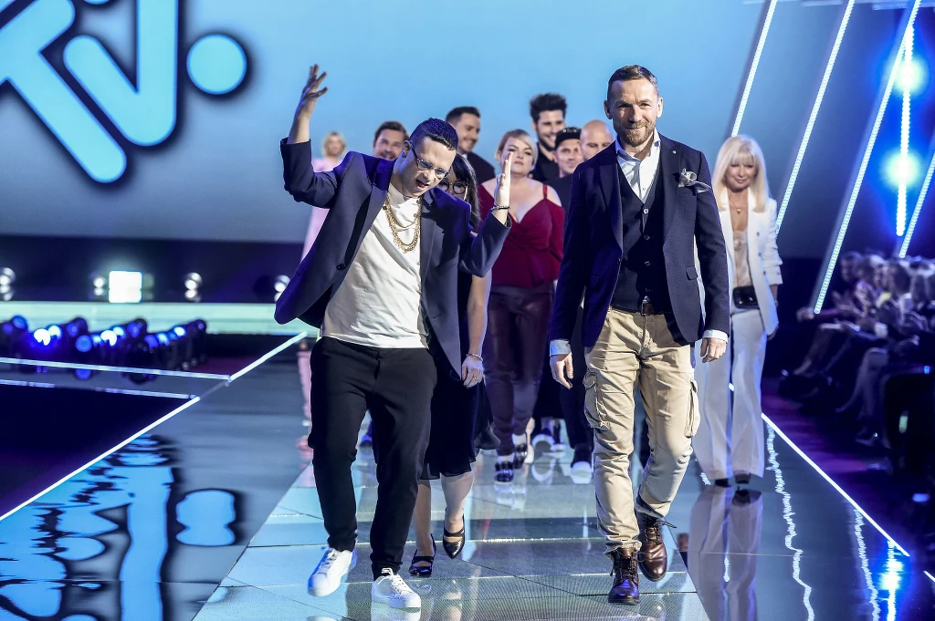 Przemysław Kossakowski i uczestnicy programu "Down The Road"