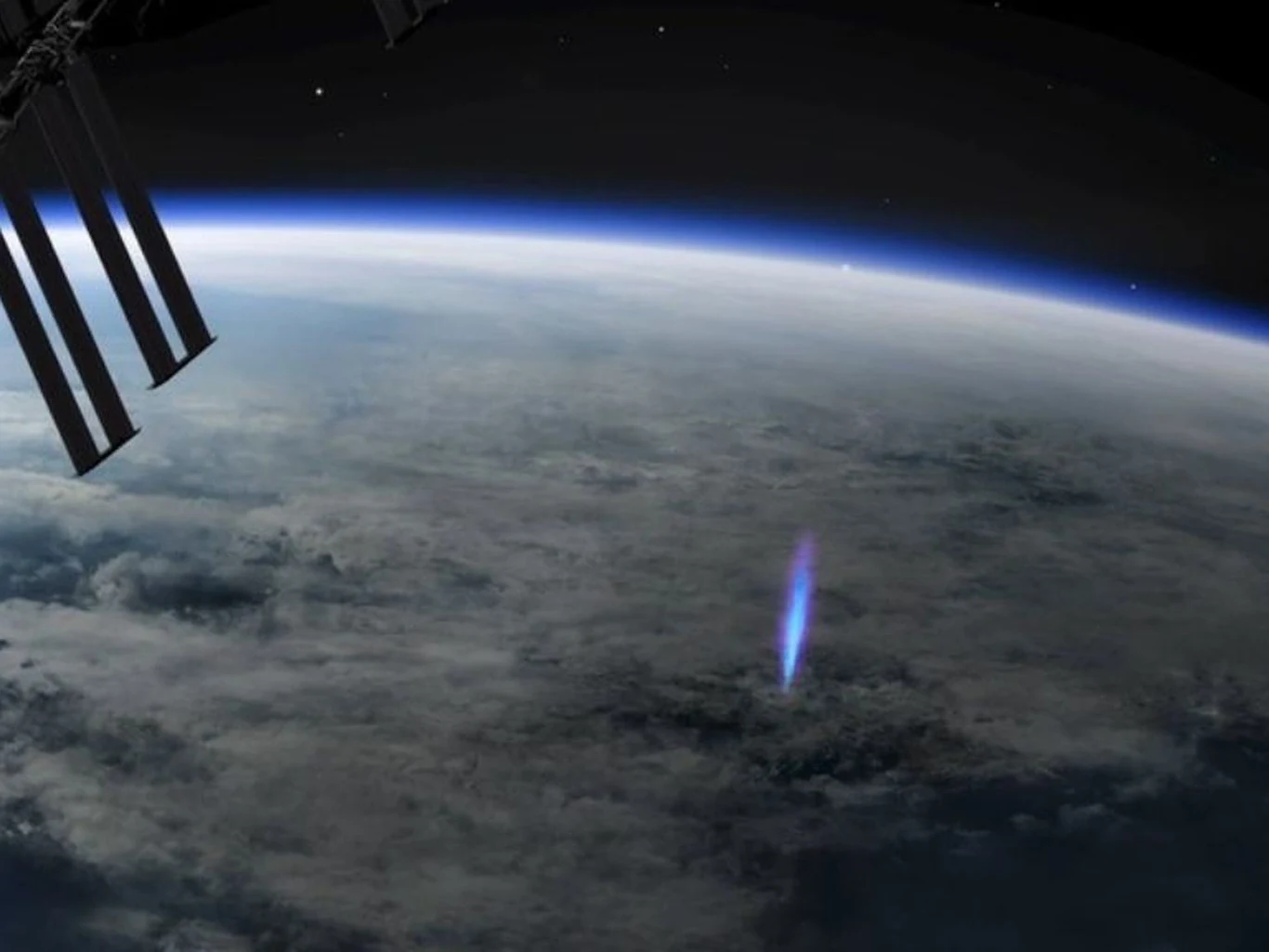 Niebieski strumień uchwycony z pokładu ISS Niebieski strumień uchwycony z pokładu ISS