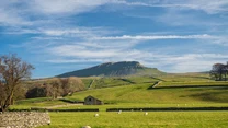 Yorkshire Dales to malownicze wzniesienia i doliny przecinających je rzek. To także rozległe systemy jaskiń.