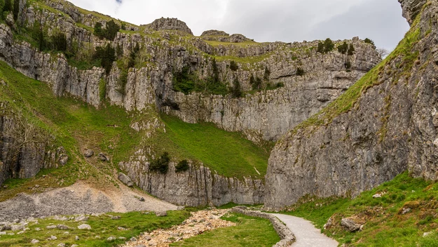 Doliny Yorkshire to także 2 500 jaskiń, z których wiele jest udostępnionych dla zwiedzających. To tu znajduje się tzw. system trzech hrabstw, czyli system jaskiń o łącznej długości 86 km.