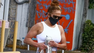 ​Maseczka z łańcuszkiem to najgorętszy trend czasów pandemii. Lansują go Jennifer Lopez i Elle Fanning