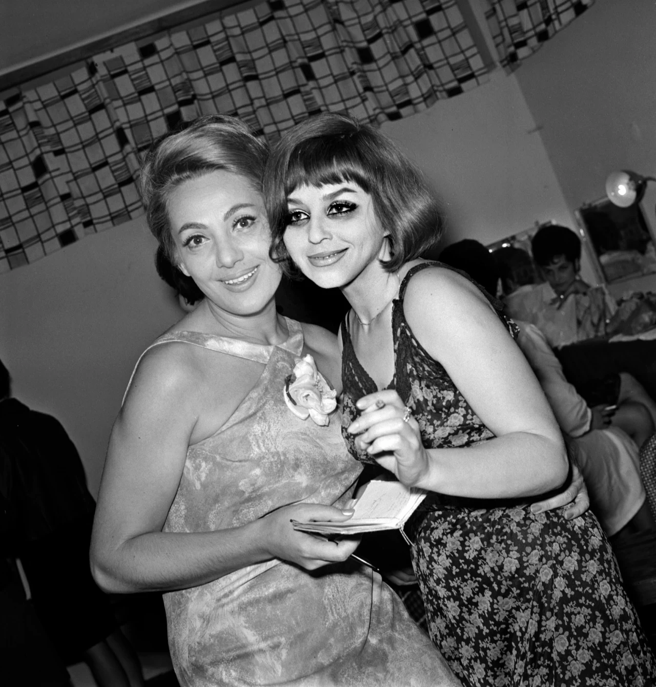 Irena Dziedzic z Kaliną Jędrusik w garderobie Irena Dziedzic z Kaliną Jędrusik w garderobie