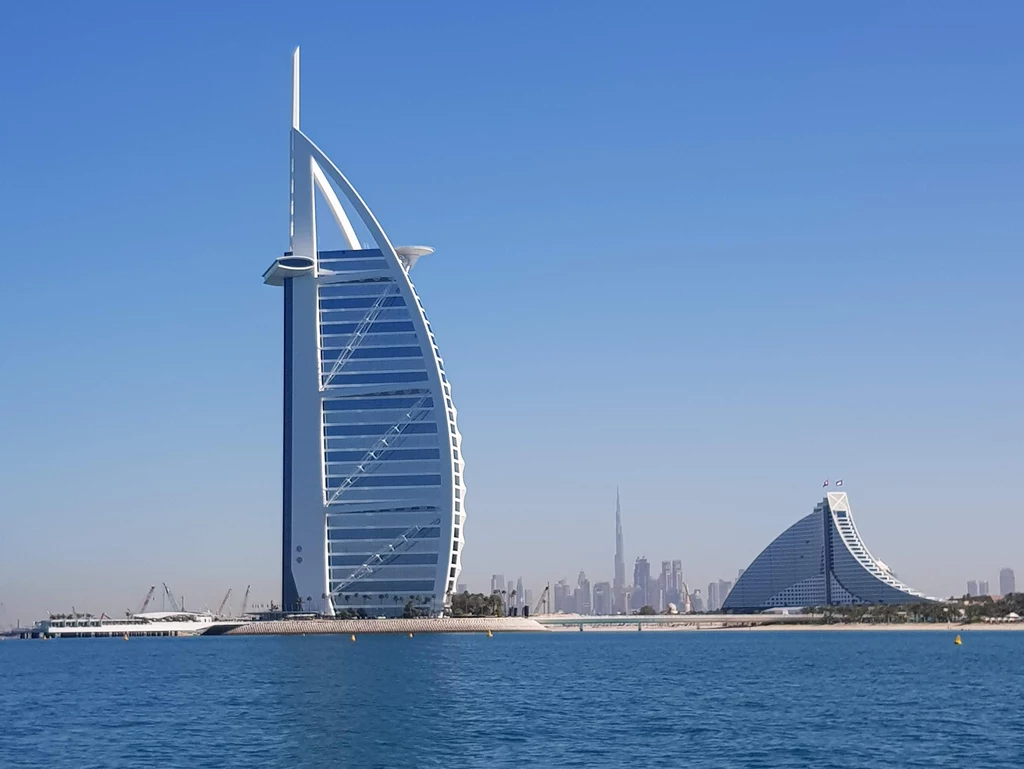 Burdż al-Arab to jeden z najbardziej luksusowych i najwyższych hoteli świata
