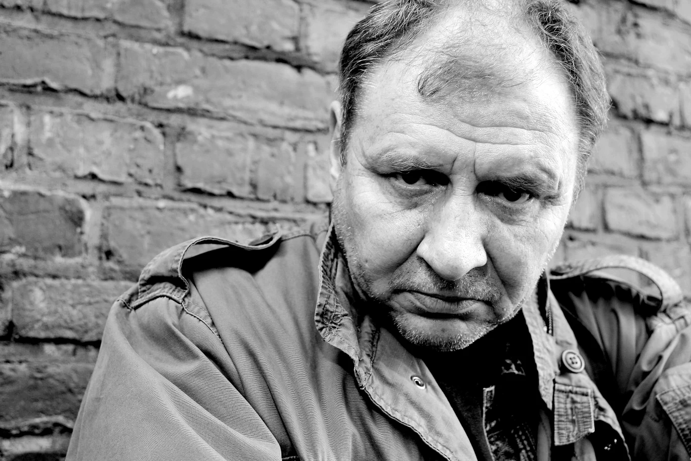 "Wybrałem ten zawód z głupoty i niedojrzałości. Wcale się nie napinałem, że zostanę aktorem, po prostu brałem życie takie, jakim było. W wieku 17 lat zdałem maturę, a ponieważ miałem starszego brata w szkole teatralnej, widziałem, jak wyglądają akademickie wieczory. Spodobało mi się takie życie, obecność starszych dziewczyn też imponowała" - Andrzej Grabowski mówił w jednym z wywiadów.