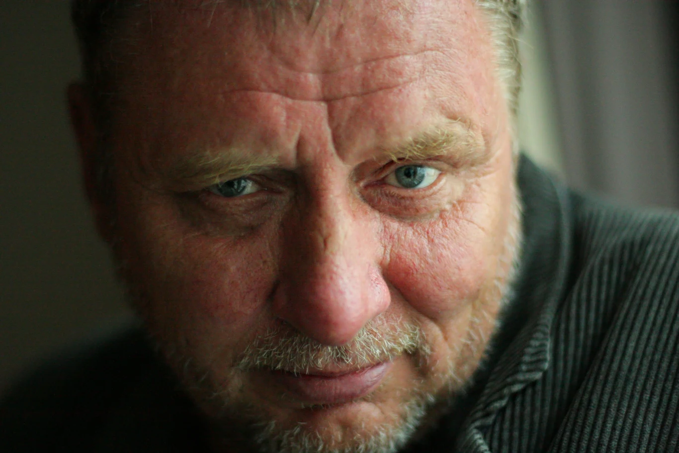 Andrzej Grabowski ukończył PWST w Krakowie w 1974 roku, niedługo później rozpoczął pracę w Teatrze im. Juliusza Słowackiego w Krakowie, z którym był związany przez wiele lat.
Przed kamerą zadebiutował jeszcze jako student w serialu Wojciecha Marczewskiego "Odejścia, powroty" (1972), jednak na pierwszą większą kinową rolę musiał czekać aż do 1989 roku, kiedy wystąpił w filmie Feliksa Falka "Kapitał, czyli jak zrobić pieniądze w Polsce".