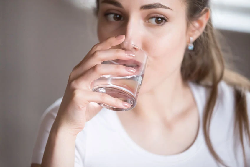 Aby zapobiec odwodnieniu należy pić wodę Aby zapobiec odwodnieniu należy pić wodę