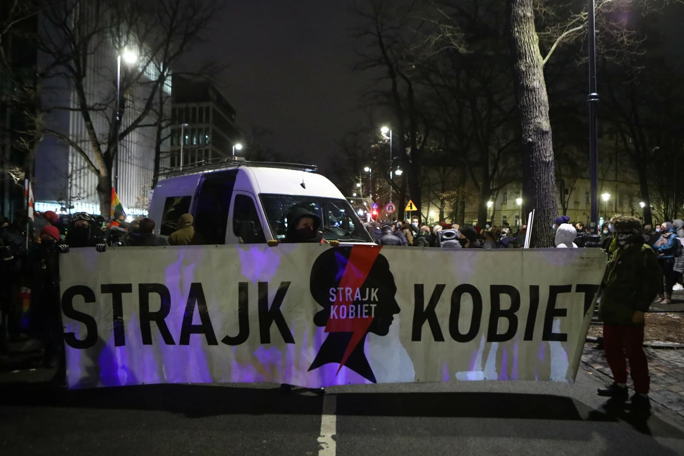 Jak poinformował Ogólnopolski Strajk Kobiet, protesty odbyły się nie tylko w stolicy, ale też w 43 innych polskich miastach, m.in. w Krakowie czy Poznaniu. Na czele zgromadzenia w Warszawie trzymany był duży baner z napisem "Strajk Kobiet". 