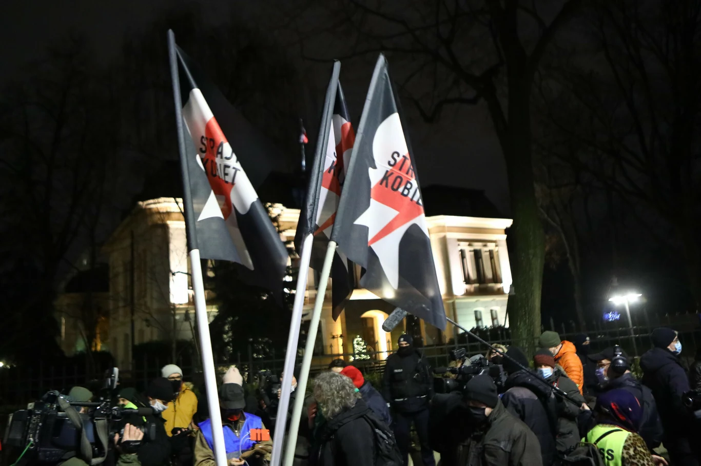 Niektórzy mieli ze sobą tęczowe flagi i emblematy Strajku Kobiet.