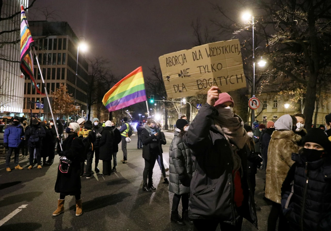 Uczestnicy demonstracji mieli ze sobą transparenty: "Wolność wyboru zamiast terroru", "Za całokształt w...." czy "To jest wojna". 