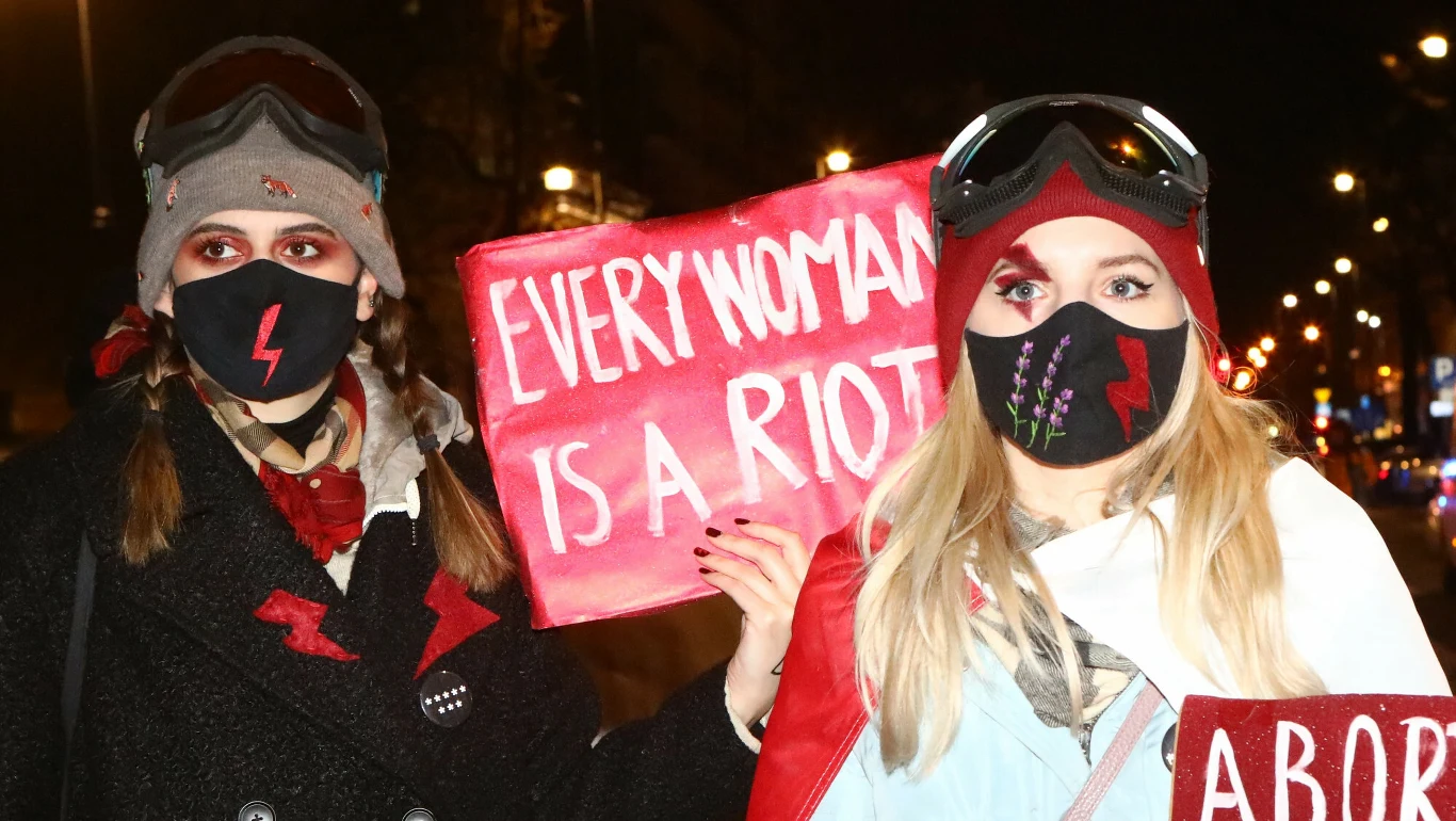 Uczestnicy demonstracji wznosili okrzyki, także antyrządowe.