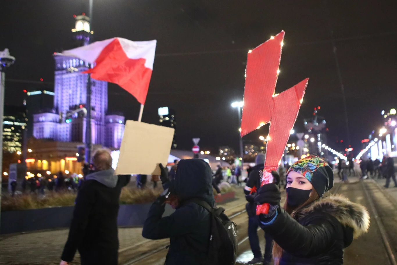 Trybunał Konstytucyjny opublikował w środę na stronie internetowej uzasadnienie pisemne wyroku z 22 października, w którym orzekł o niekonstytucyjności przepisu dopuszczającego aborcję w przypadku dużego prawdopodobieństwa ciężkiego i nieodwracalnego upośledzenia płodu.