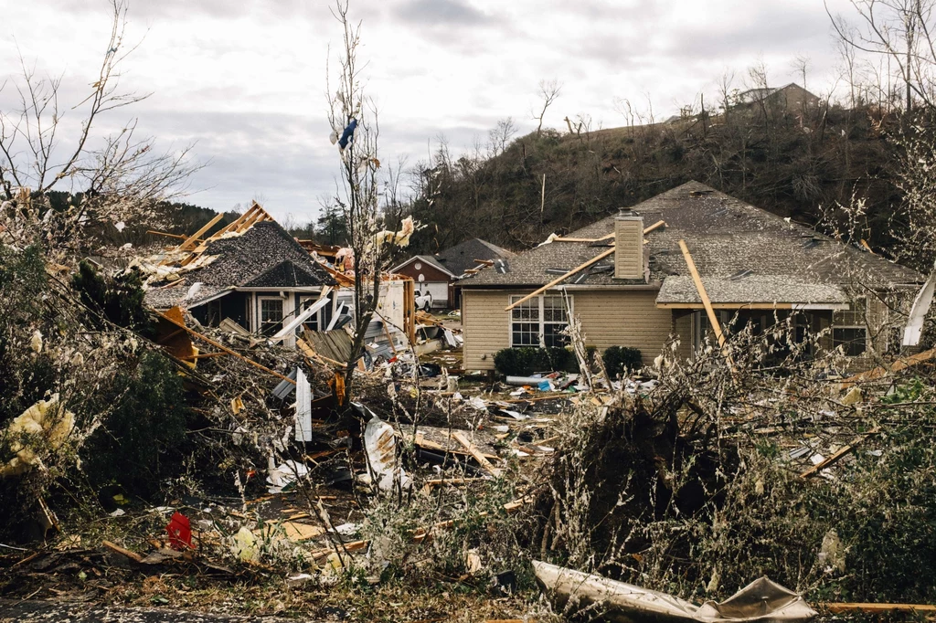 Zniszczenia po tornado w Alabamie