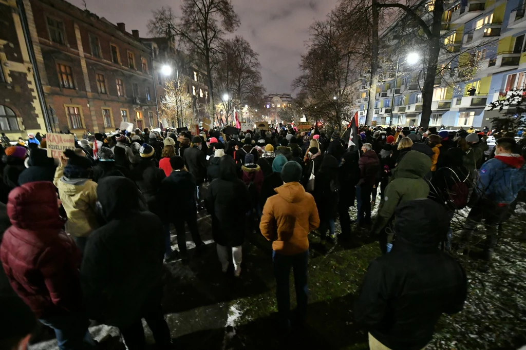 Strajkujący przed siedzibą PiS Strajkujący przed siedzibą PiS