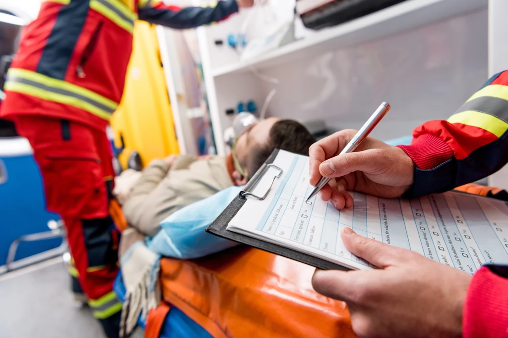 Praca ratownika oznacza znacznie mniejszy prestiż niż praca lekarza, a jednak odpowiedzialność jest ogromna