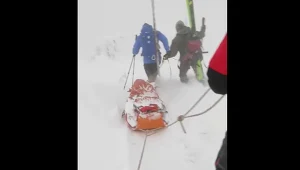 Ratownicy i kontuzjowany turysta na noszach