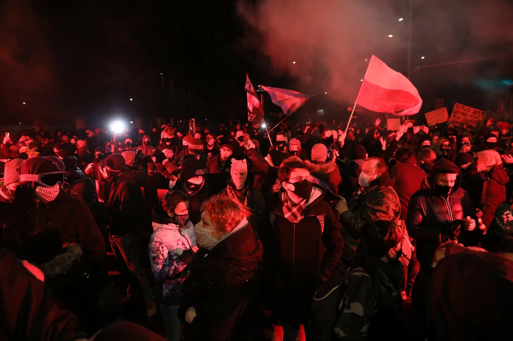 Na zdj. protestujący w Warszawie po opublikowaniu uzasadnienia wyroku przez TK Na zdj. protestujący w Warszawie po opublikowaniu uzasadnienia wyroku przez TK