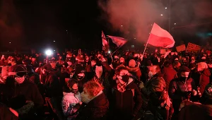 Na zdj. protestujący w Warszawie po opublikowaniu uzasadnienia wyroku przez TK 
