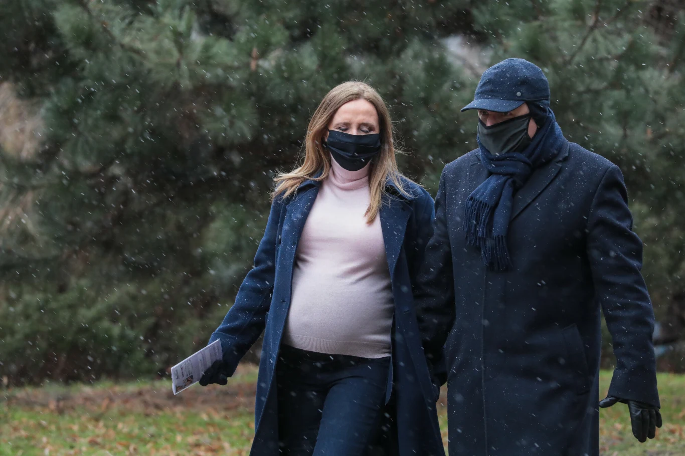 Jacek Kurski z żoną w drodze do przychodni Jacek Kurski z żoną w drodze do przychodni