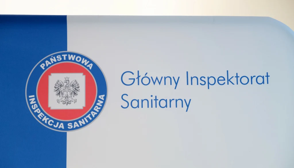 Osoba, która przekracza granice wewnętrzne krajów strefy Schengen, jest zobowiązana zgłosić poddanie się kwarantannie do Głównego Inspektora Sanitarnego za pośrednictwem infolinii