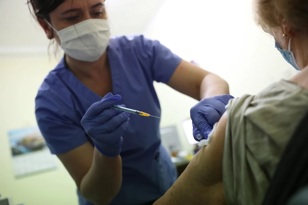 Koronawirus w Polsce. Akcja szczepień seniorów powyżej 80. roku życia Koronawirus w Polsce. Akcja szczepień seniorów powyżej 80. roku życia