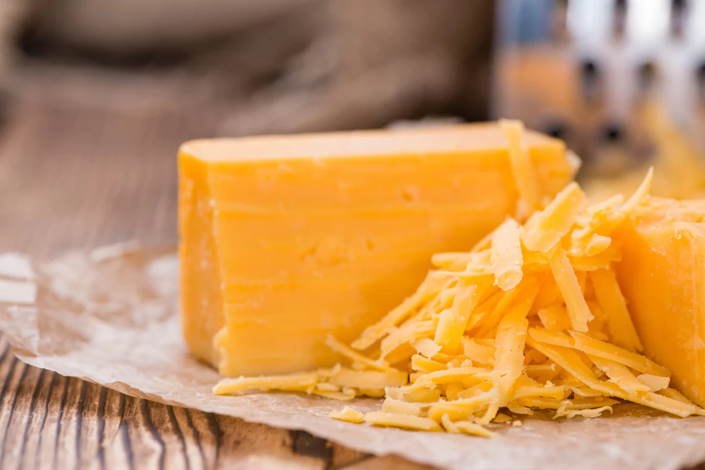 Do zapiekanki z żółtym serem świetnie sprawdzi się ser cheddar 