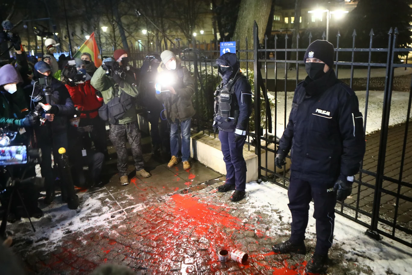 Wśród protestujących jest liderka Strajku Kobiet Marta Lempart. 