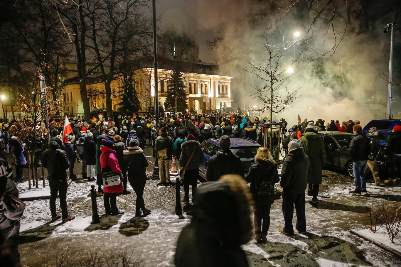 Jak przekazała policja, podczas trwającego protestu policjanci interweniowali wobec trzech osób, które wtargnęły na teren Trybunału Konstytucyjnego. 