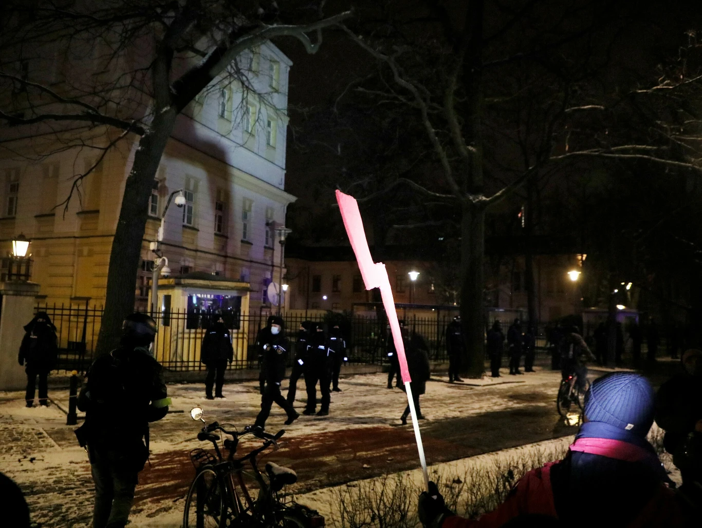W czwartek po godz. 19 demonstranci zgromadzili się na placu Na Rozdrożu. 
