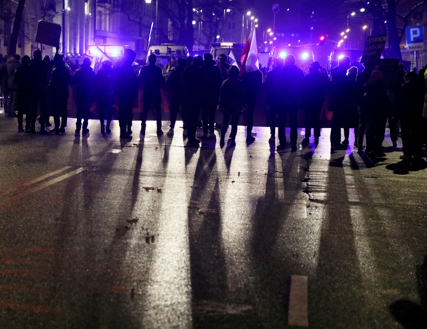 Podczas tej części demonstranci rzucano także race, a przez ogrodzenie TK przeszło kilku demonstrantów.