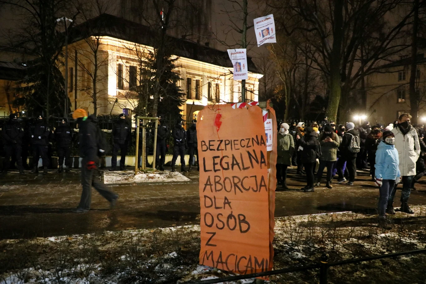 "Następnie odmówiły one podania swoich danych. Trwają czynności z zatrzymanymi" - przekazała KSP na swoim Twitterze.