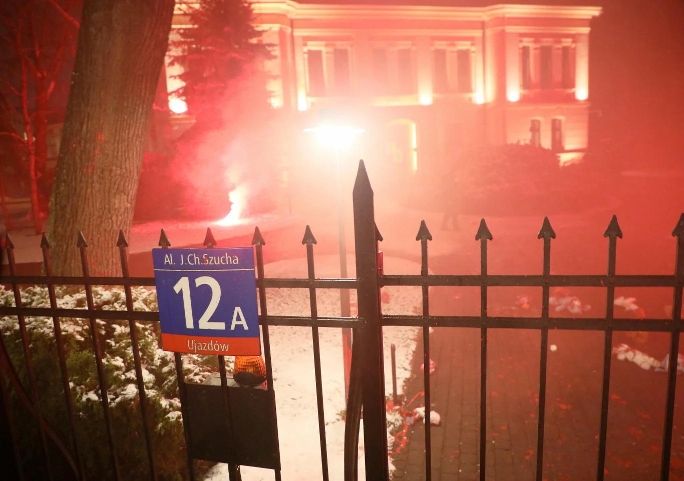 "Klementyna Suchanow i inne osoby, które weszły na teren 'TK', zatrzymane" - podał na Twitterze Strajk Kobiet.