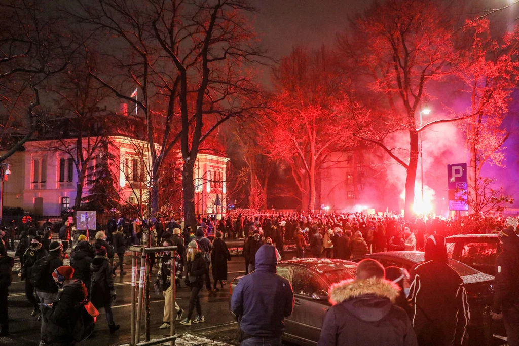 Jak poinformował na Twitterze Strajk Kobiet, wśród zatrzymanych ma być jedna z liderek ruchu Klemnentyna Suchanow. Jak poinformował na Twitterze Strajk Kobiet, wśród zatrzymanych ma być jedna z liderek ruchu Klemnentyna Suchanow.