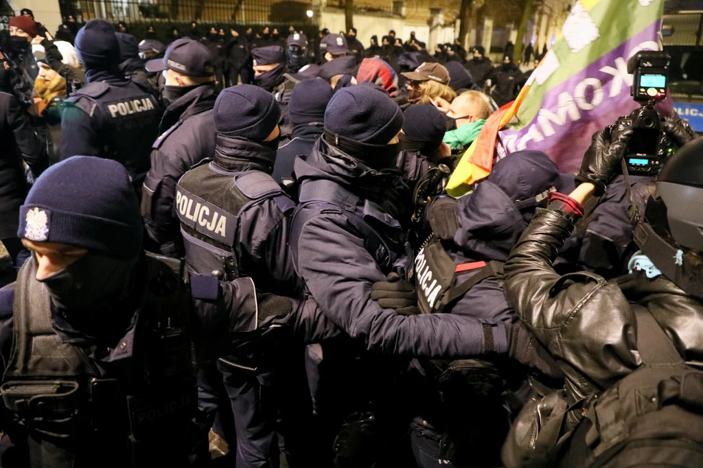 Policja wyprowadziła siłą spod TK osoby, które nie dały się wylegitymować Policja wyprowadziła siłą spod TK osoby, które nie dały się wylegitymować
