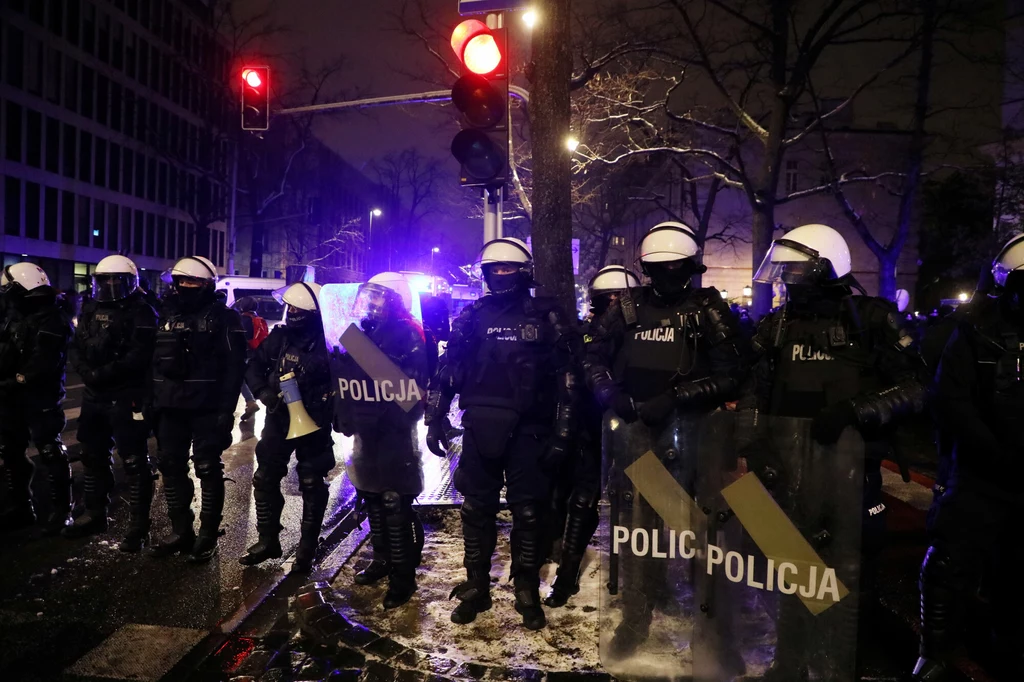 Policja podczas protestu w Warszawie Policja podczas protestu w Warszawie