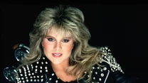 Samantha Fox w latach 80. była wielką gwiazdą, która swoim seksapilem spędzała sen z powiek mężczyznom i kobietom na całym świecie. Brytyjska artystka od najmłodszych lat interesowała się sztuką. 

Jako trzylatka po raz pierwszy pojawiła się na scenie teatru, a siedem lat później miał miejsce jej debiut na małym ekranie w produkcji "BBC No Way Out". 

Gwiazda nie wybrała jednak drogi na skróty. Od dzieciństwa uczyła się aktorstwa, aby doskonalić swoje umiejętności.  